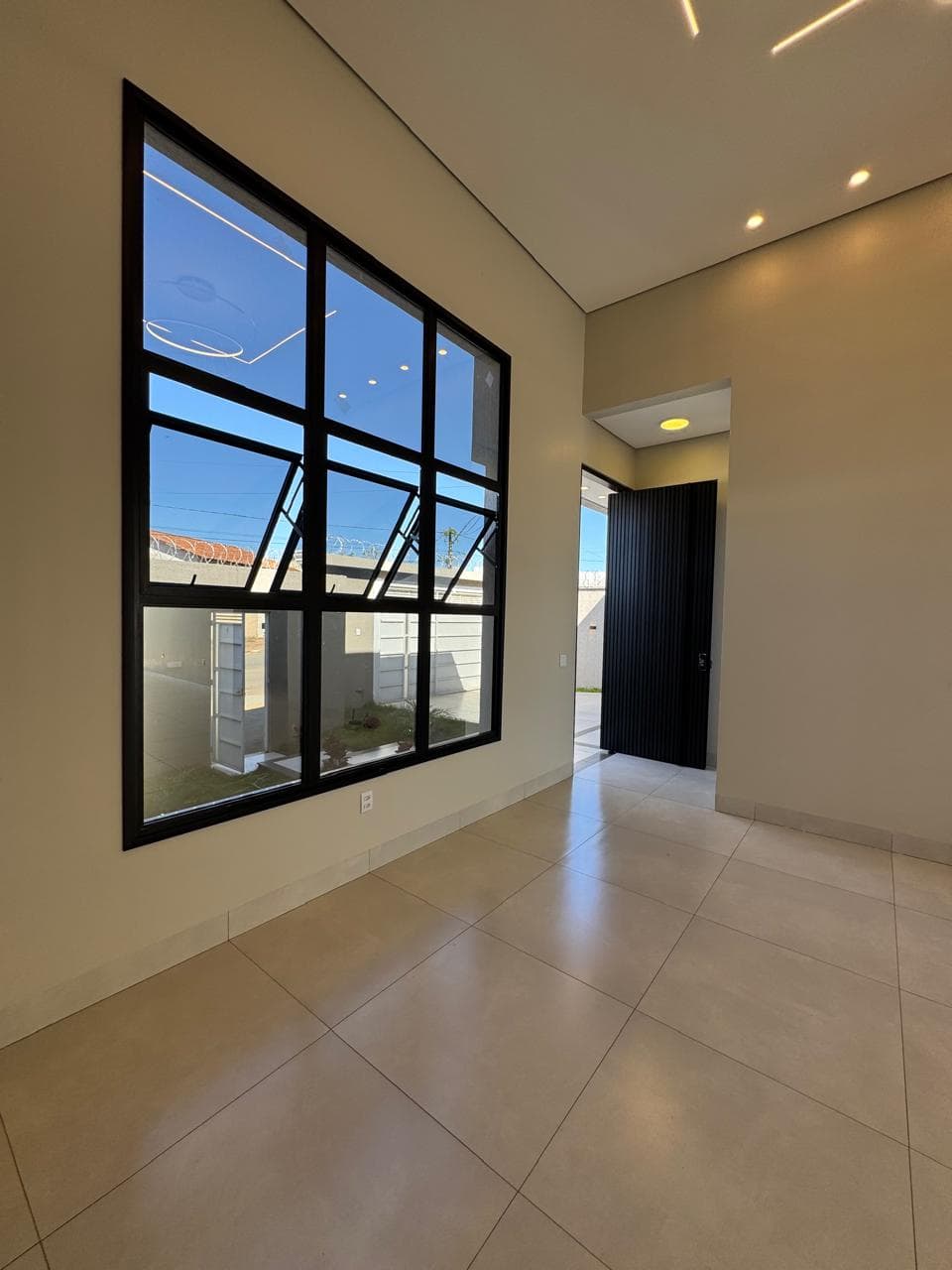 Janela de alumínio com vista para área verde