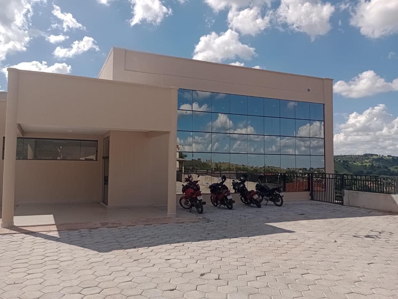 Edifício comercial com pele de vidro