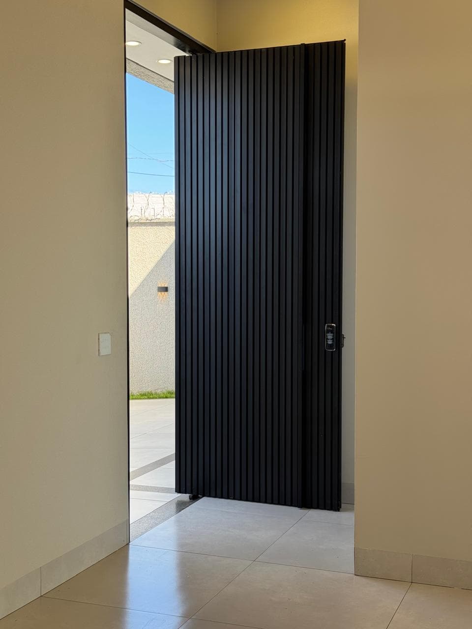 Porta de alumínio e vidro em ambiente interno